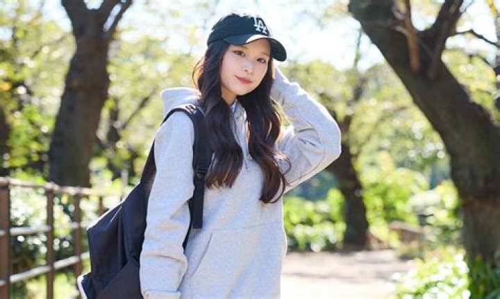 ロングヘアとキャップのアレンジ例
