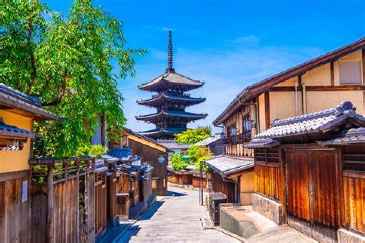 京都の伝統美を感じる女性のイメージ