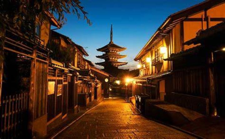 京都の夜の街並み