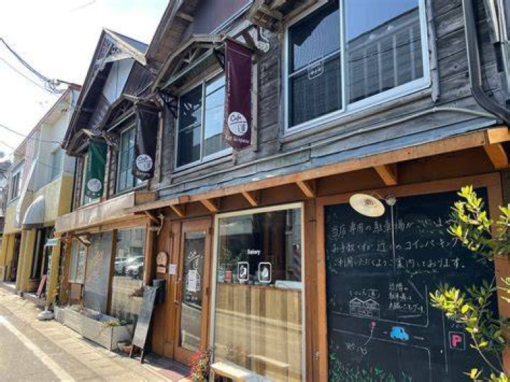 石巻の「おばさんの店石巻ひろこ」の温かなカウンター席と店主ひろこさん