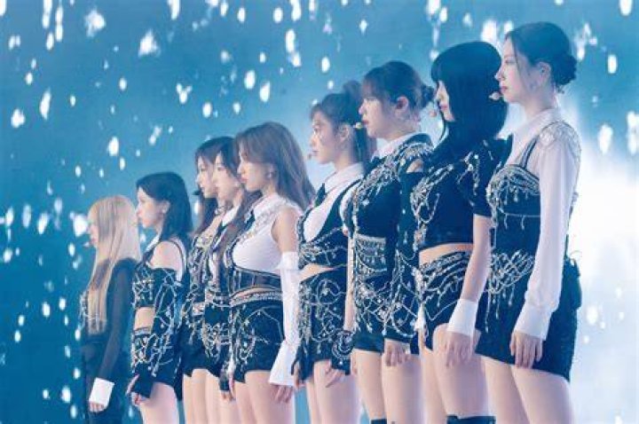 TWICEツウイのステージパフォーマンスをイメージした写真検索
